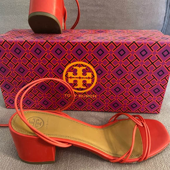 TORY BURCH Red leather heel sandals with TB charm. - Picture 7 of 8